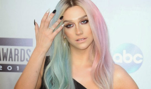 
	
	Kesha cho biết, mỗi tháng cô chi ra 24 ngàn USD cho việc mua nhũ mắt phục vụ cho các buổi biểu diễn.